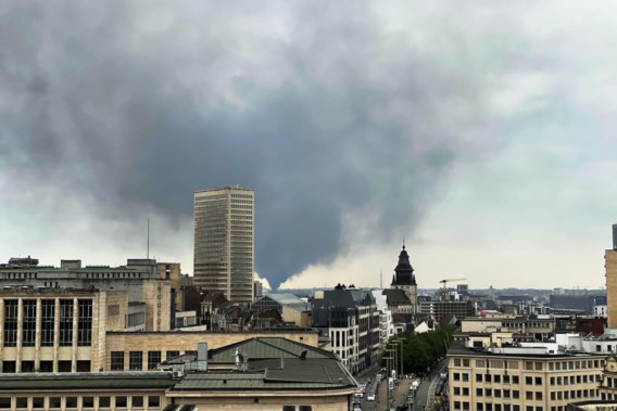 Smoke plume above Brussels due to serious fire in car company: one person taken to hospital