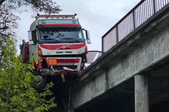 E313 blocked after collision between truck and mobile home