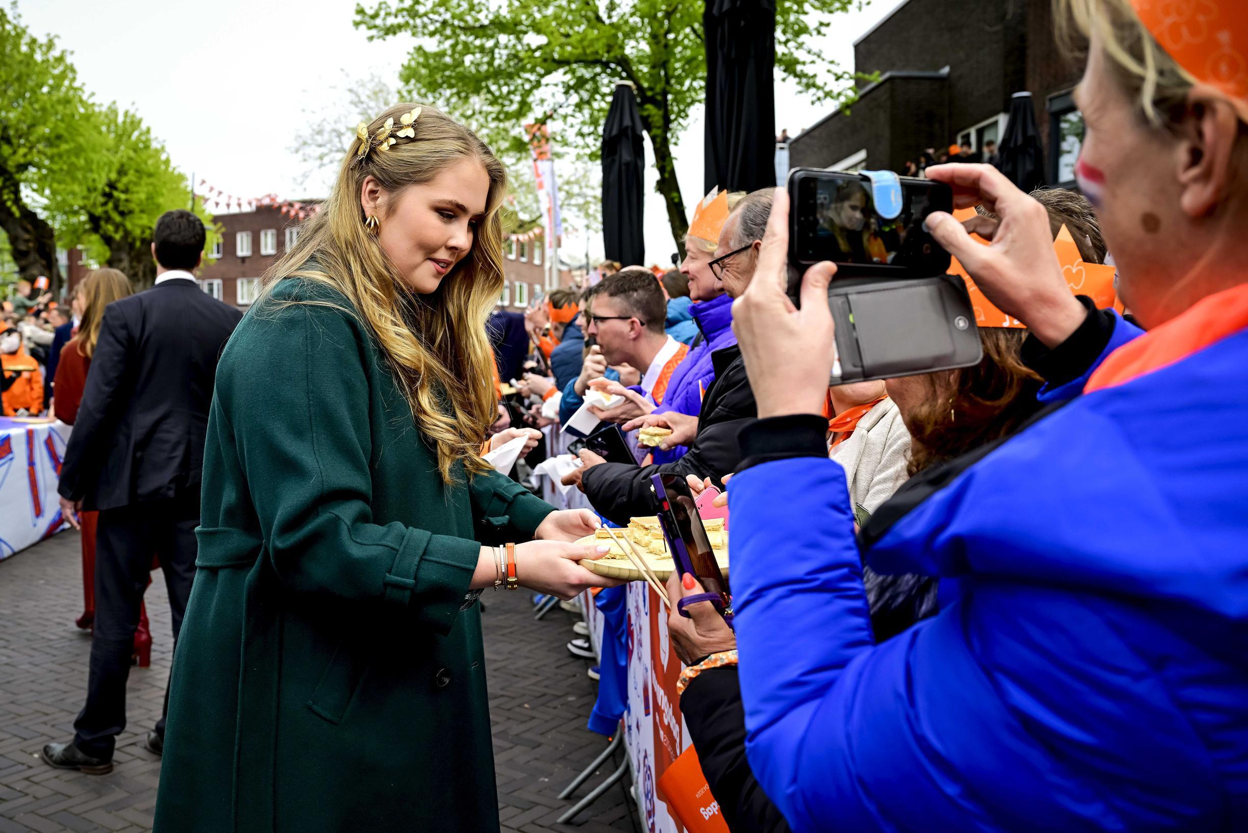 Prinses Amalia op Koningsdag, terug na bedreigingen: “Ik ben blij weer hier  te zijn” | De Standaard Mobile