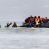 Migranten vlak bij Duinkerke proberen via het Kanaal het Verenigd Koninkrijk te bereiken.