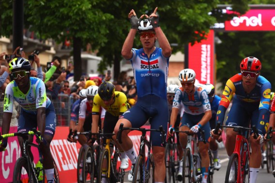 Tim Merlier immediately hits the mark in Giro after a chaotic first bunch sprint