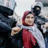 De Duitse politie pakt pro-Palestijnse betogers op.