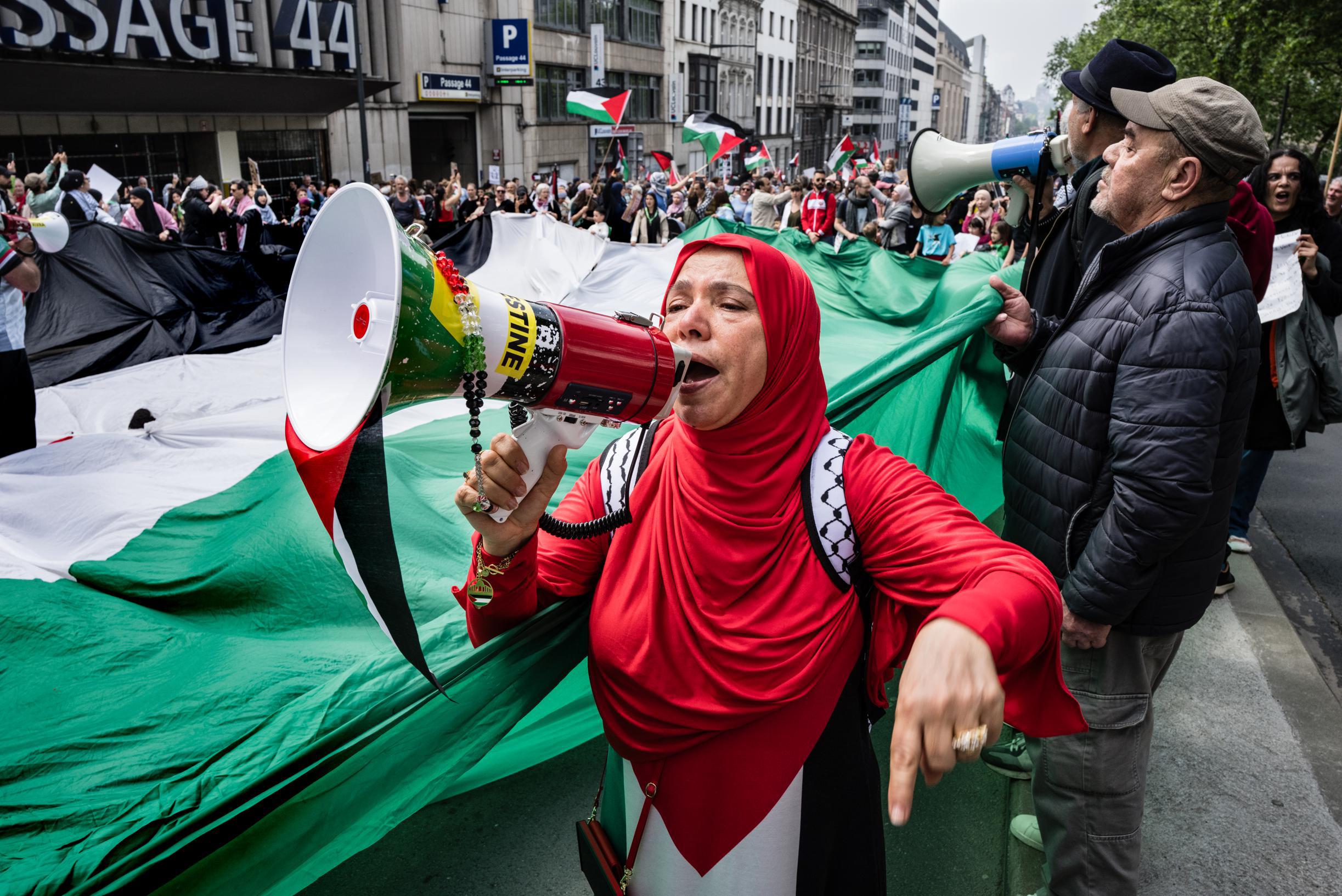 Duizenden Mensen Betogen Opnieuw In Brussel Voor Staakt-het-vuren In ...