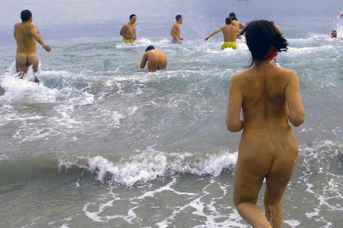 Zelfs in hét land van naturisten is het naakt gaan stilaan met uitsterven  bedreigd | De Standaard Mobile