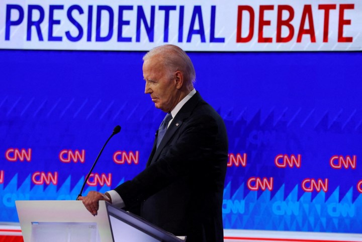 Biden wijt dramatisch debat aan jetlag: “Ik viel bijna in slaap op het podium”