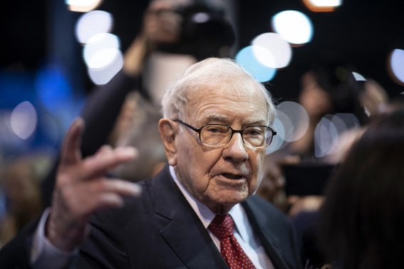 Interesting move by Warren Buffett: stock market guru sells half of Apple shares