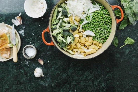 Eenpanspasta met broccoli, erwtjes en ricotta