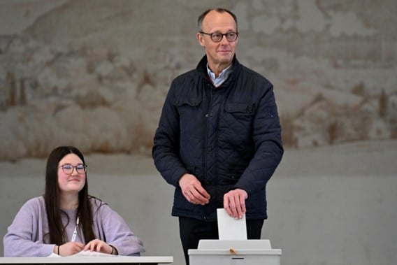 Duitsers kiezen vandaag nieuwe bondskanselier, Merz en Scholz hebben al gestemd